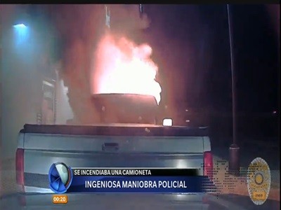 Ingeniosa maniobra de un policía