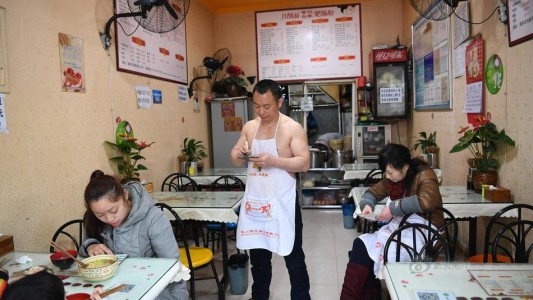 La historia del "hombre caliente" que no puede usar remeras