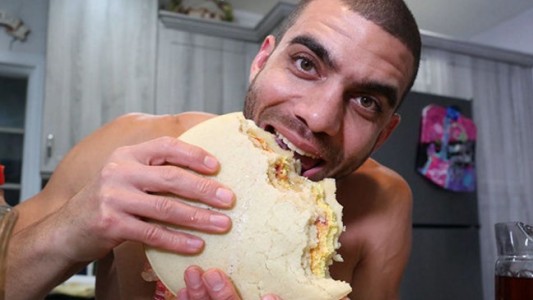El hombre que es furor en las redes con su antidieta: come una sola vez por día unas 5.000 calorías