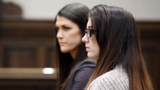 Una profesora condenada por abusar sexualmente de un alumno se excusa: "Soy una víctima de sus artes de seducción"