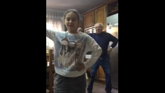 El abuelo que interrumpió a su nieta mientras bailaba y se volvió viral