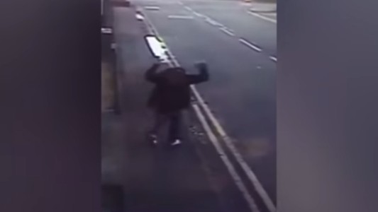 La emotiva reacción de un hombre sin techo al enterarse que consiguió trabajo