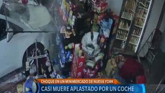 Milagro en Nueva York: casi muere aplastado por un coche