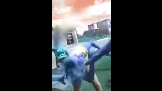 Video violento: Así golpeaban y robaban cinco adolescentes a una chica en Olavarría