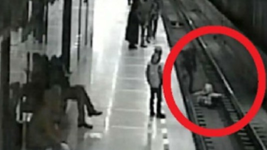 Video: se arrojó a las vías del subte para salvar a un nene de 8 años