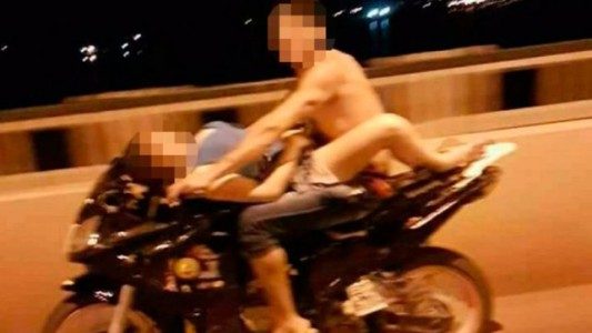 Video Viral: Graban a una pareja teniendo sexo a bordo de una moto en movimiento