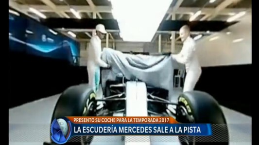 La escudería Mercedes sale a la pista