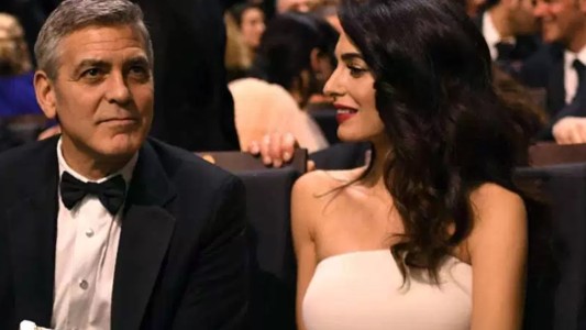 La mujer de George Clooney mostró su pancita de embarazada en la alfombra roja