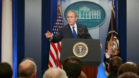 Bush se distanció de Trump y defendió el papel de los medios para denunciar abusos de poder