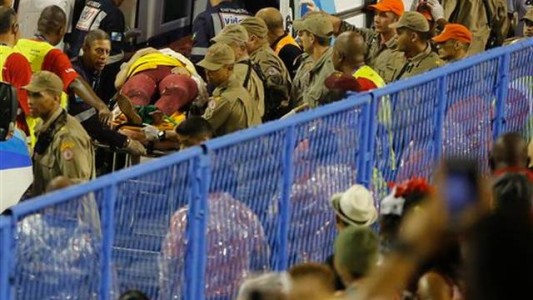 Se desplomó la pasarela de una carroza en el carnaval de Río: al menos 15 heridos