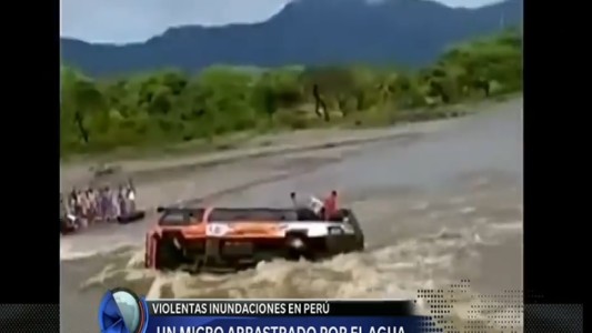 Inundación arrastró un micro de pasajeros