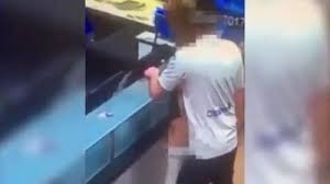 Video: sorprendieron a una pareja teniendo sexo mientras esperan una pizza