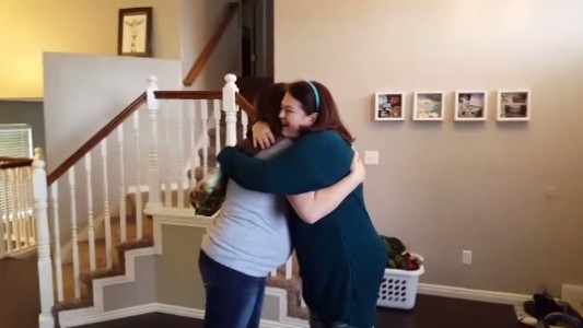 #VideoViral Pareja espera nueve meses para contarle a la abuela que su tercer nieto estaba por nacer