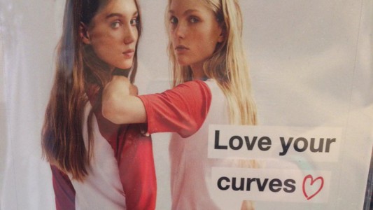 Polémica con Zara: promueve uan campaña de "ama tus curvas" con modelos muy flacas