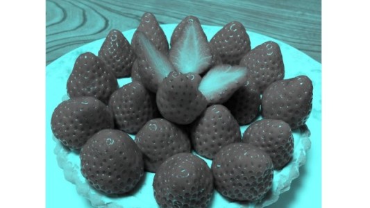 Ilusión óptica viral: ¿de qué color ves estas frutillas?