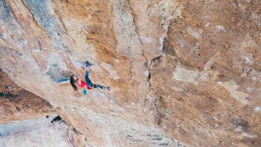 Una joven de 19 años alcanza un nuevo récord en escalada