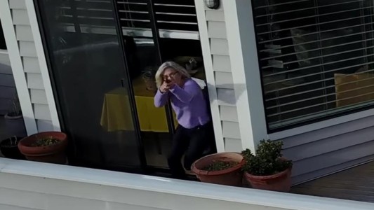 Video: una mujer disparó con un rifle a un drone que la espiaba