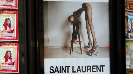 Francia: acusan a Yves Saint Laurent de "incitar a la violación" en una campaña publicitaria