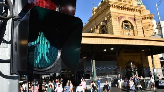Para promover la igualdad de género, Australia instaló semáforos con figuras femeninas