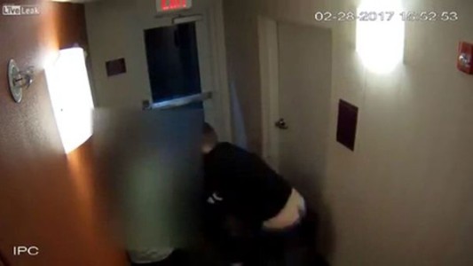 La sorprendió al salir del baño e intentó violarla, pero resultó humillado por la víctima