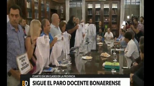 Docentes debaten en asamblea los pasos a seguir a la espera de la reunión con el gobierno bonaerense