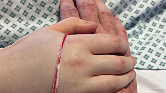 El padre que publicó fotos de la agonía de su hija como una forma de denunciar el bullying que sufrió