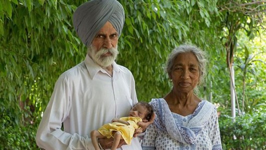 India: la mujer que fue madre a los 72 años cuenta los sufrimientos de criar a su bebé