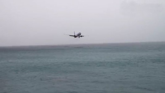 Pánico en el aire: un avión casi se estrella en el mar al querer aterrizar en una isla del caribe