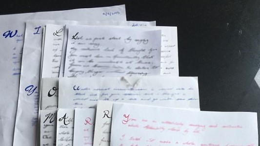 Juntó las cartas que su novio le mandó durante tres años y halló un mensaje oculto