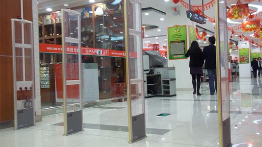 Cayó banda que robaba con ropa que desactivaba alarmas de seguridad