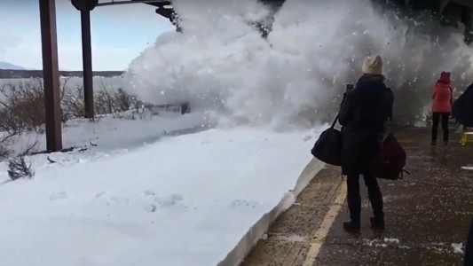 Ola polar en Nueva York: un tren entró a una estación y tapó de nieve a los pasajeros