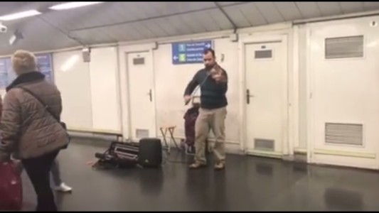 Genio y figura: un músico la rompió en el subte tocando una versión de Despacito en violín