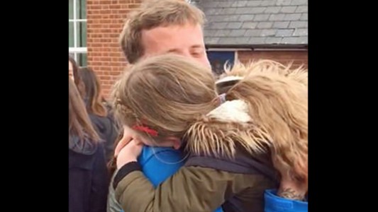 La emotiva reacción de una nena al ver a su papá después de cuatro meses