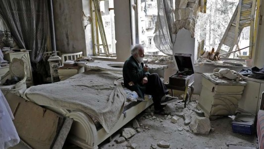 Un anciano en las ruinas de su casa, el nuevo símbolo de la guerra en Siria
