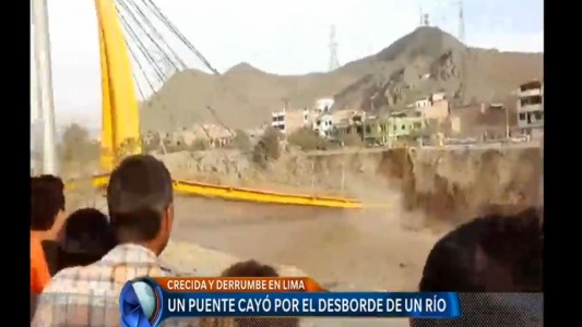 Video: cayó un puente por del desborde de un río