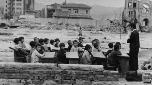 Macri publicó una foto de un maestro dando clase en Hiroshima tras la bomba y dijo que "la escuela nunca debe parar"