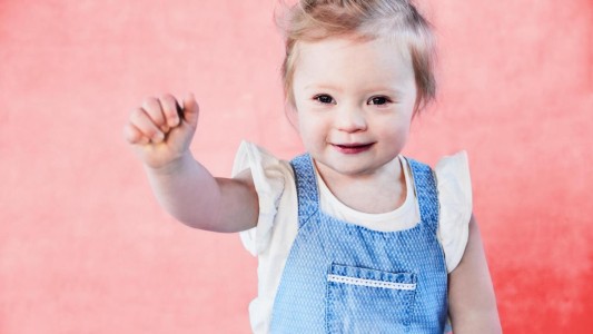 La modelo con síndrome de down de dos años que revolucionó el mundo de la moda