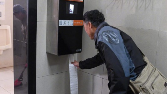 Instalan sistema de reconocimiento facial en baños para evitar el despilfarro de papel higiénico