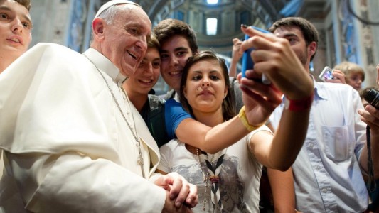 El Papa advirtió a los jóvenes que "la Iglesia no es como un flashmob"