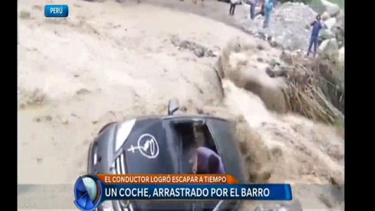 Video: así logró escapar el conductor de un auto que fue arrastrado por el barro