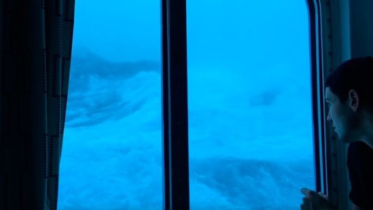 Video terrorífico: así se vive en un crucero bajo una tormenta con olas de 9 metros