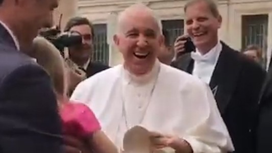 Video viral: la nena que le "robó" un objeto sagrado al Papa Francisco