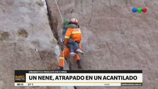 Rescatan a un nene atrapado en la grieta de un acantilado