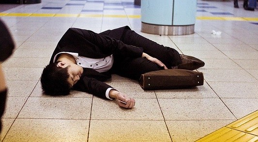 Japón promueve "reforma histórica" para reducir las horas extras laborales y evitar nuevas muertes de empleados