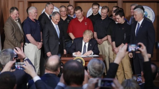 Trump firmó un decreto para dar marcha atrás con las medidas de Obama sobre cambio climático