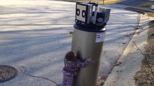 #EsViral "Te amo, robot!" la niña que confunde un termotanque con un androide conquista las redes