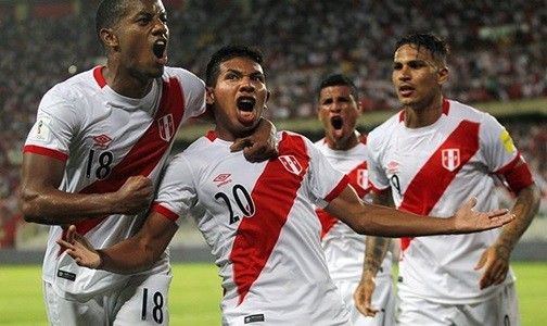 Perú derrotó a Uruguay y todavía sueña con el Mundial