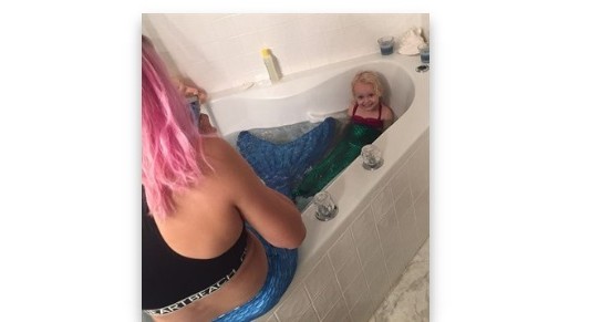 La niñera que se disfrazó de sirenita para consolar a una nena de 3 años a la que se le había muerto el padre