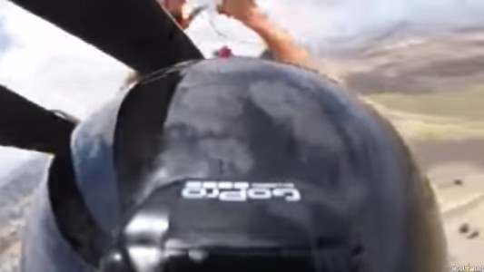 Terror en el aire: el hombre que se le enredó el paracaídas en el aire