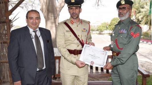 Dubai: el policía que chocó, se hizo la multa y se convirtió en héroe